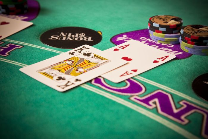 Lạm Dụng Các Chức Năng Hỗ Trợ khi chơi xì tố online